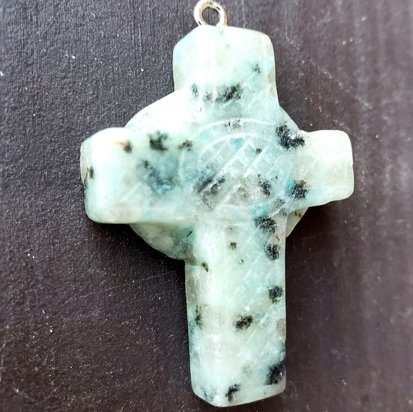 New Hand Carved Kiwi Stone Celtic Cross. - Picture 5 of 10